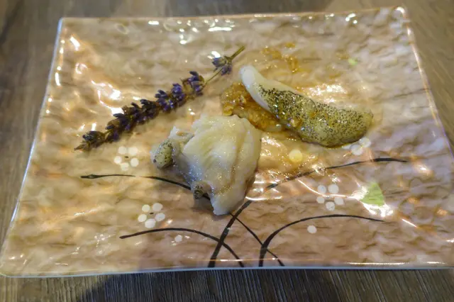 沙巴魚魚肉鮮滑，加上薰衣草的配合之下，增添一種迷人的香氣！