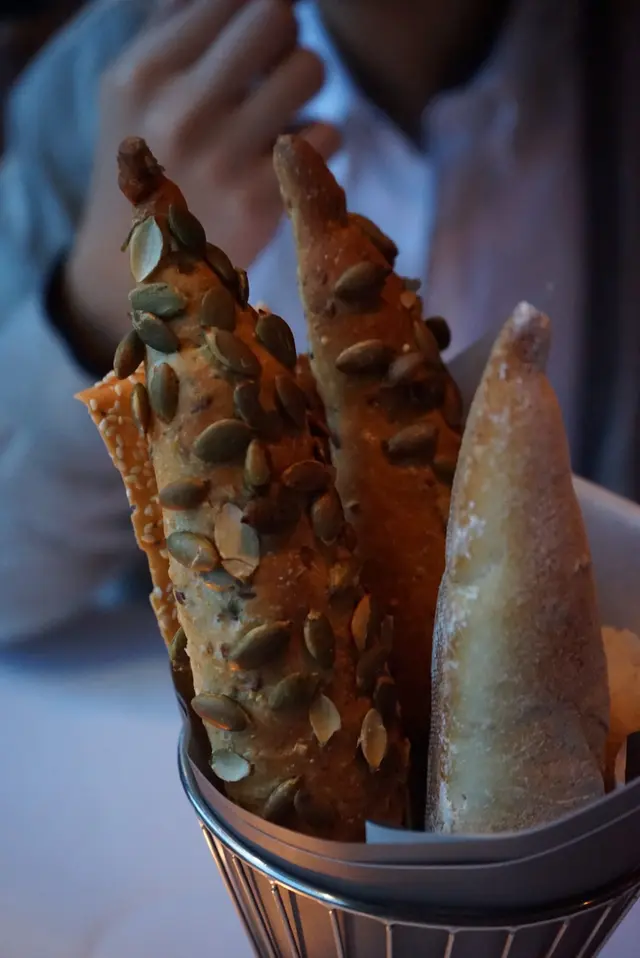 我看到有nuts的麵包,有點密集式恐懼,都不敢吃。男友說好吃,不過比較飽肚。