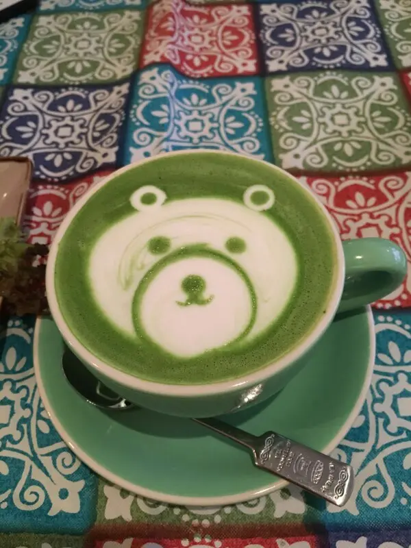 飲落 口感細緻 奶泡唔粗糙 加上 得意嘅熊仔造型 另外細心啲睇 連杯嘅顏色 都襯埋一套