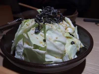 椰菜很爽甜水嫩, 麻油味好香, 平均分配到每塊菜, 黑色的昆布亦很濃郁芳香。