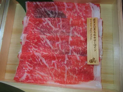 和牛切得薄片, 刀功一流, 脂肪分佈紋理均勻, 不會太多脂, 卻仍然有入口即溶之感,