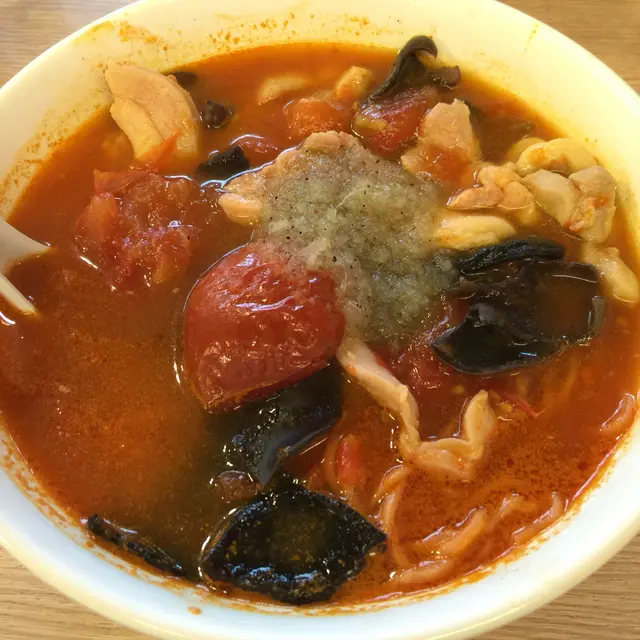 生滾雞肉木耳酸菜蕃茄湯麵