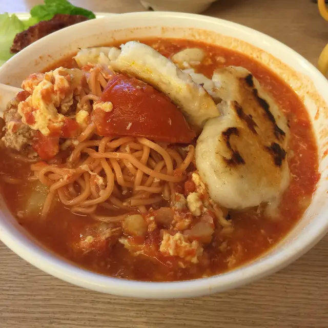 墨魚餅蕃茄肉碎蛋濃湯麵