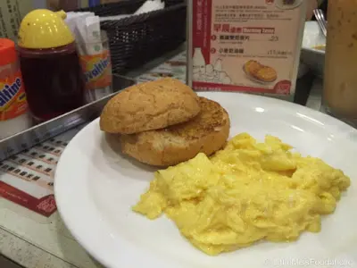炒滑蛋 + 小麥奶牛油豬仔包