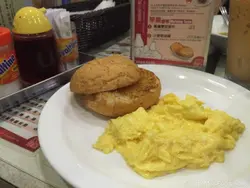 炒滑蛋 + 小麦奶牛油猪仔包