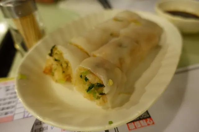 柔軟帶煙韌的腸粉包住鬆脆的鮮蝦春卷,外軟內脆,雙重口感!