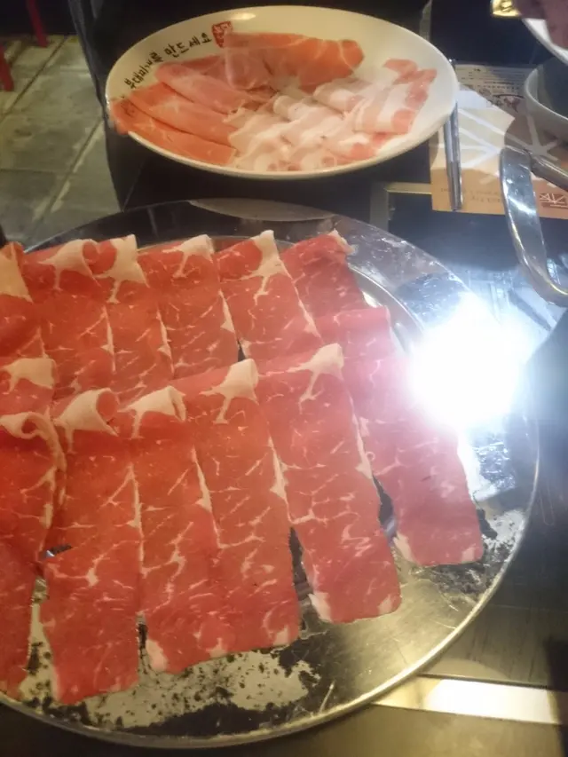 點解可以切到咁薄, 其實反正是放題, 切厚留番d口感俾d肉啦。