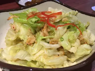 菜味清新, 爽甜而脆爆水, 炒得不油膩, 櫻花蝦不會太細隻, 件數頗多, 蝦的鮮香味頗濃厚, 這碟菜都好大碟, 份量十足。