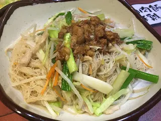 炒米粉的口感一流, 幼細爽彈, 不會煮到糊在一起, 很多香蔥增添風味及口感, 炒米粉和炒高麗菜一樣不多油, 但米粉味道稍咸。