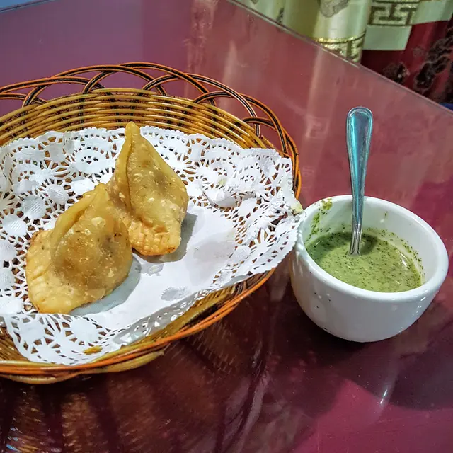 咖哩角皮不夠乾身香脆，裡面的什菜味道還可