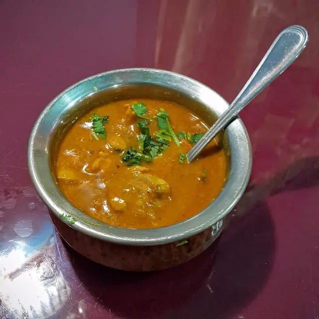 用上雞脾肉，肉質有彈性，不像一般冰鮮雞的味道，咖哩汁一開始不覺得有辣味，但再吃兩三口之後會開始感覺到其辣味，微微的辣味