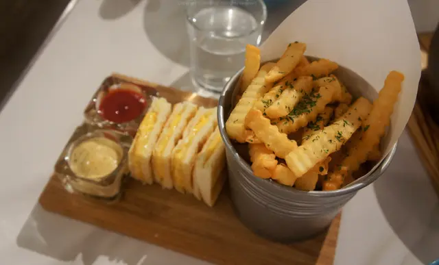 蒜蓉芝士吐司配薯條