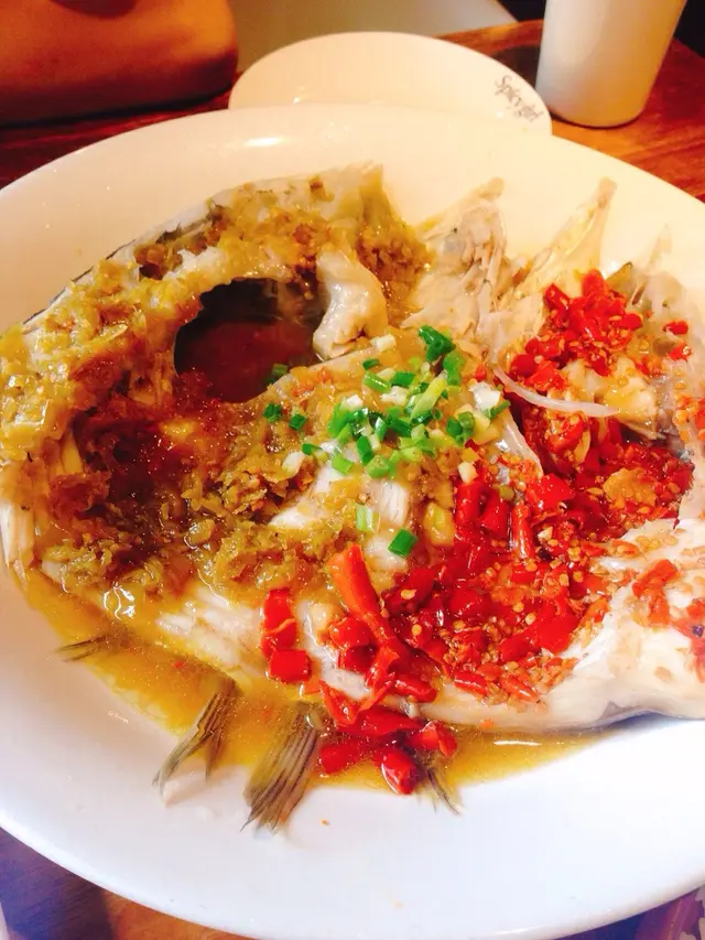 湖南最有名的菜就是剁椒魚頭，鮮，香，辣，重口味，一吃停不下來。這個魚頭很新鮮，調味剛好，不會太鹹，配白米飯一流。