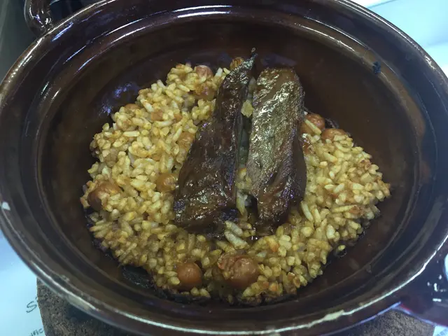 煲仔鮑汁神戶牛面頰西班牙飯配分子蒜香忌廉泡