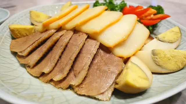 拼盤有鵝片, 五花腩, 墨魚片, 鹵蛋和鹵豆腐