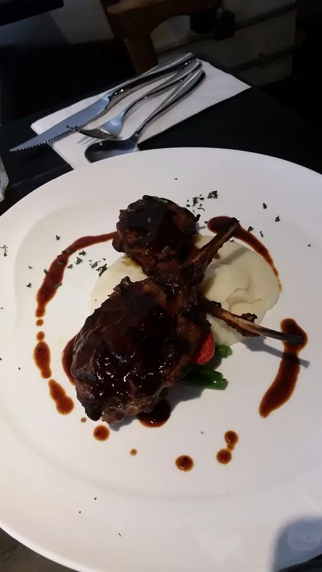 燒羊架配薄荷黑胡椒汁