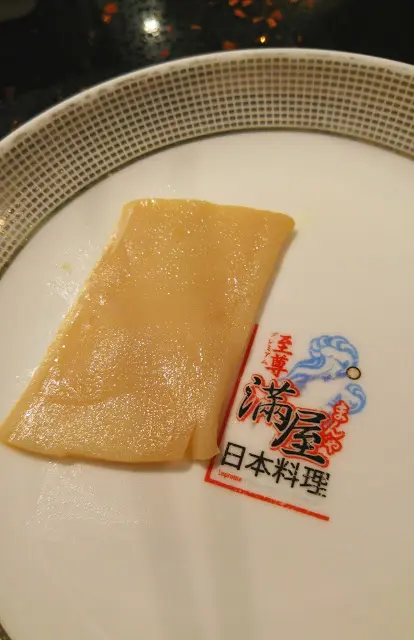 鮑魚片是用上素飽, 口感彈牙, 蘸上芥辣和醬油, 增加可口度
