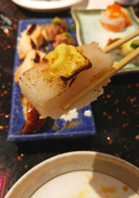 蟹棒上加有燒到焦香的芝士和沙律醬, 令蟹棒更惹味