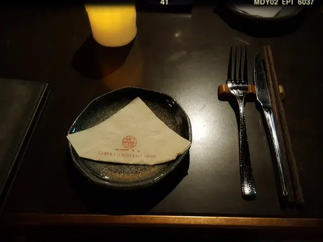 黑色o既餐桌配上黑色o既餐具