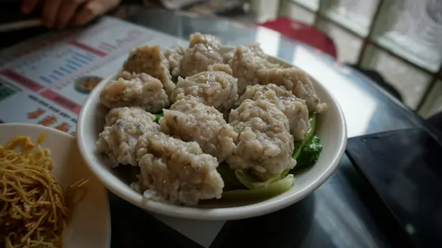 鯪魚球份量甚多，軟彈腍身，鬆鬆的，中間有少許細刺要小心