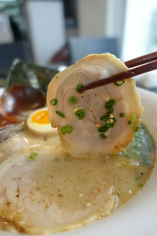 薄切叉燒富肉鮮味,略帶脂肪,令肉質不至於死實!