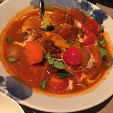 牛腩炆得鬆化而一點不韌，以鮮茄及香葉同煮，酸味及香味俱備，放在一起的薯仔及車厘茄的味道也很好吃，汁多且濃郁