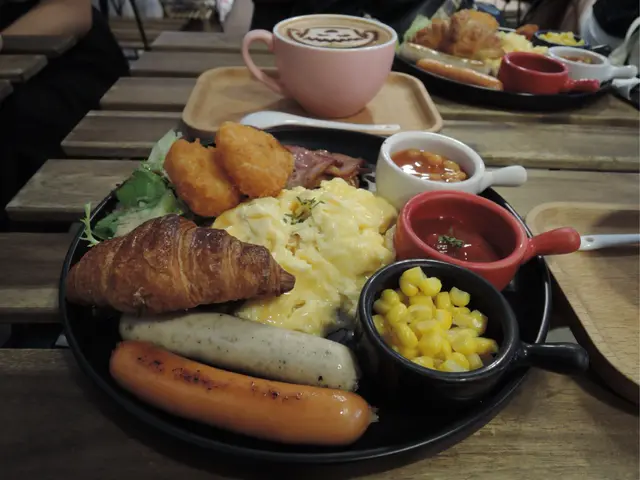 超抵食all  day  breakfast  用料豐富  加$10仲有自選圖案既coffee/chocolae!!
