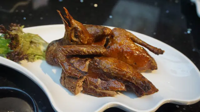 沒有沾上醬汁調味,單是乳鴿本味已經很夠味,難怪多人推薦