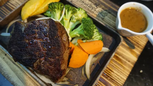 厚身足料,外層烤得焦黑的,想不到切開後中間仍舊是嫩紅,唯牛味未至非常濃郁