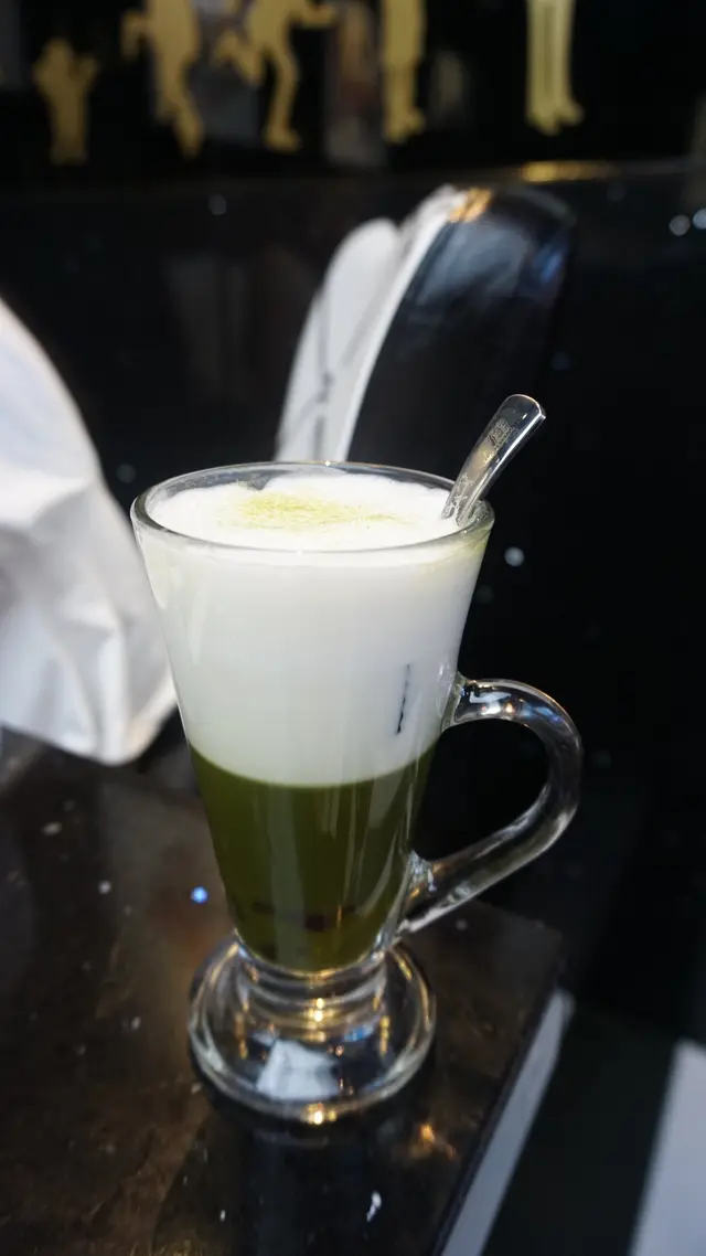 比起前者,抹茶這款上桌時是白綠分明,喝前要拌勻至淺綠