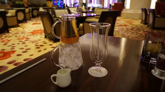 上桌時茶壺疊於冰壺之上，待至茶味滲出，色水變深變明顯的時候就可以進行下一步