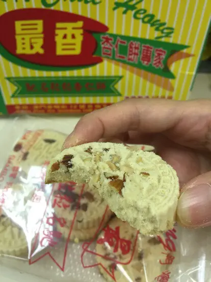 吃起來很香口鬆脆 很容易就會散開 要食得很小心😂😅 還有粒粒杏仁 而且份量不少 每一口幾乎都可以吃到 果然是名副其實的粒粒杏仁👍🏻