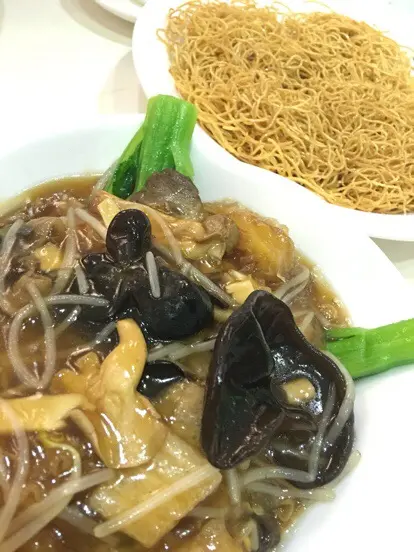 餸和麵分開上，有誠意。但麵的質地很硬，不好吃