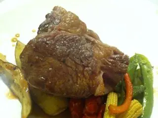 煎美国安格斯肉眼扒 3 成熟配红酒汁