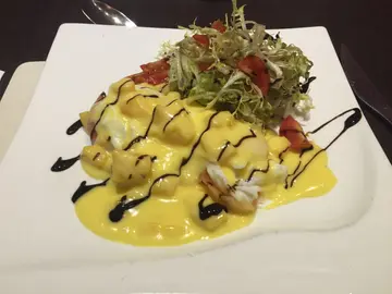Smoked salmon w/poached egg & mango
