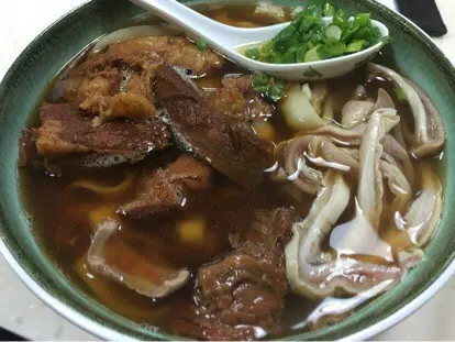 牛腩豬肚刀削麵