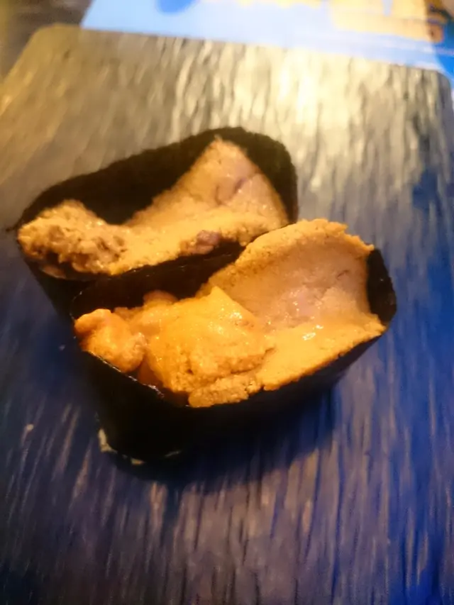 海膽同照片(北海道海膽之類)的不同變成一大片(加拿大海膽之類), 挺肥厚又鮮甜