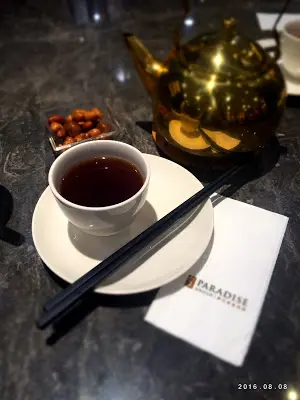 金色的水壺盛載茶