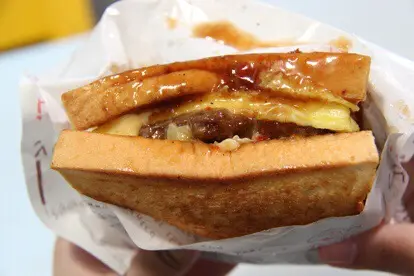 吐司塗上牛油 烤得香口 加上芝士、脆高麗菜、酸黃瓜、雞蛋 材料十分豐富! 主角安格斯牛是和韓國Isaac的牛扒一樣 都是漢堡扒來的 口感比較普通 但Issac特製酸甜微辣醬汁為安格斯牛提味不少😏 幾惹味~ 總括來說 味道真的和韓國Isaac一模一樣!☺️