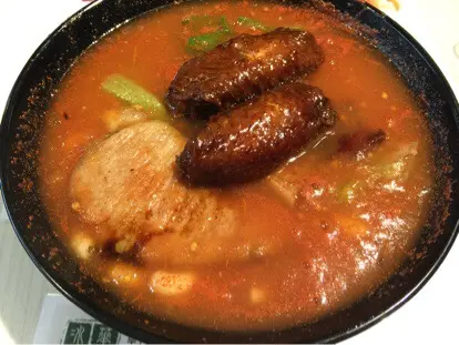 果然名不虛傳 名符其實🍅蕃茄湯底 雖然味道沒有上次係天水圍食的蕃茄湯底濃稠 但都有蕃茄味 整個湯底仍然都是紅紅的👀 華嫂豬扒和雞翼繼續保持水準👍🏻 雞翼滷得相當入味 豬扒煎得很香口 肉質軟嫩又富有彈性😋