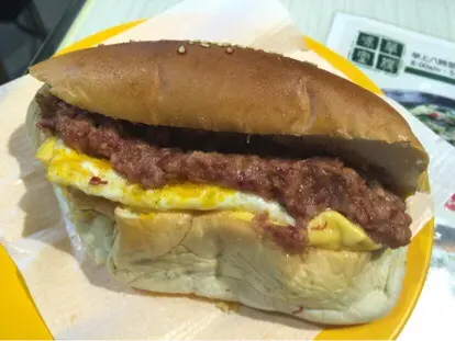 今次的豬仔包不夠熱，咸牛肉鹹味沒那麼之前重口味 配上仍然煎得半成熟的煎蛋和半溶的芝士 算是不過不失吧！🙈