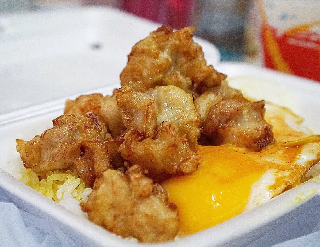 盐酥鸡太阳蛋饭配咖喱汁
