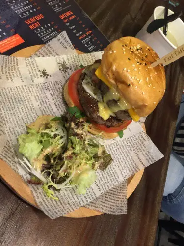 二塊超大的牛漢堡