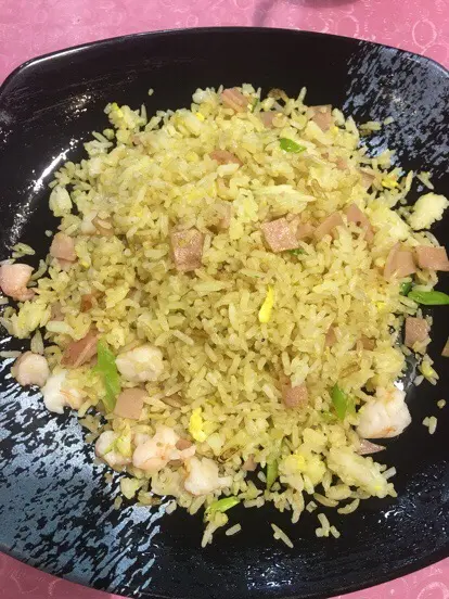 味道一般，炒飯有火腿及蝦粒配菜