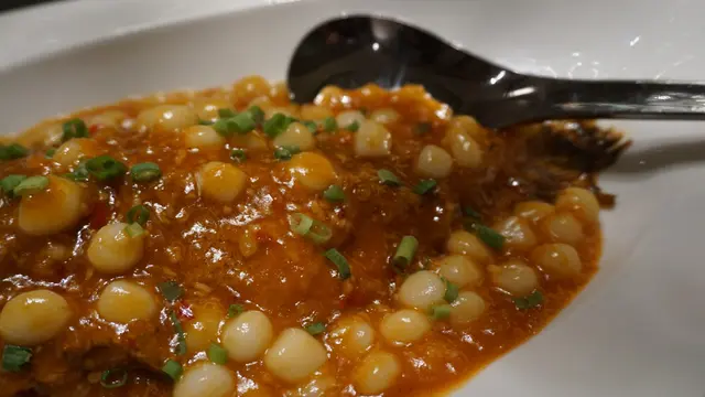 炸至香口不過份滲油的桂魚,連同鹹中帶酸甜的豆瓣醬等調料同煮