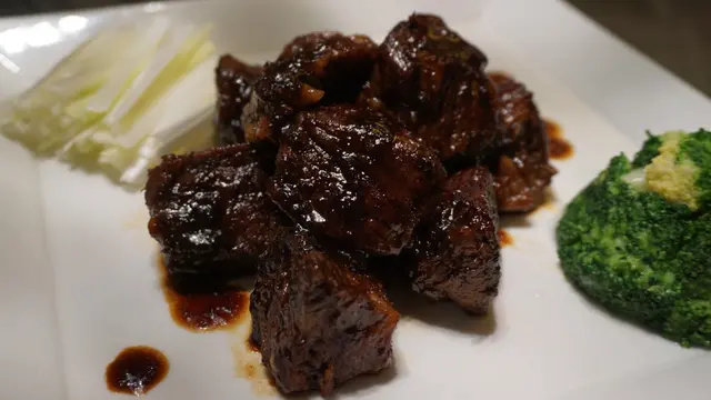 牛小排件件香腍無腥臊,看此等色水及入味程度,煮製時間一定不短,但毫不乾韌