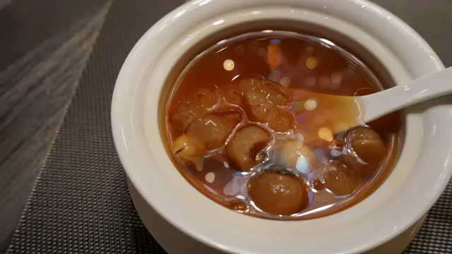 晶瑩剔透的雪蓮子實身帶少許黏糯感,配以稀清的甜湯,加點咬口時非至濃膩
