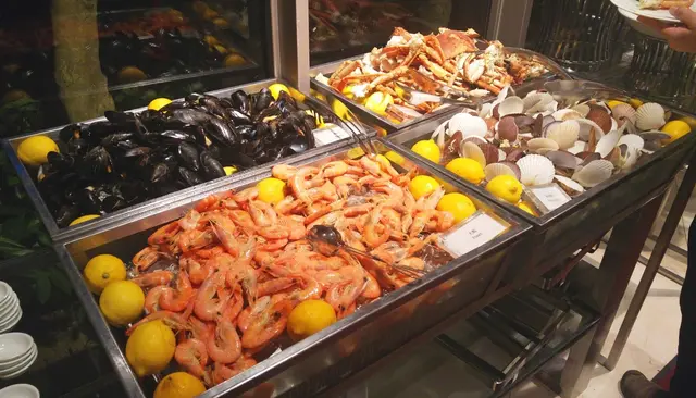 有大量的長腳蟹, 珍珠帶子, 大蝦和青口