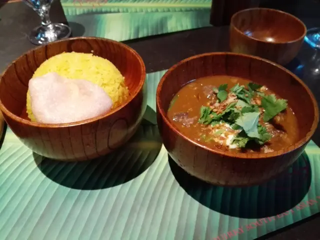 斑蘭咖喱牛肋條配黃薑飯