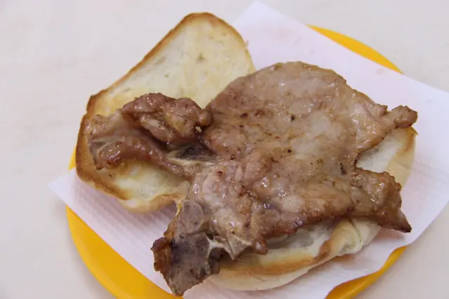 麵包只有一種，就是軟法包
雖然比不上舊大利來記的香脆，但都算可以接受的微脆香口
豬扒是用醃料醃製過，鹹味適中，口感亦不會太「難」
唯豬扒大細比舊大利來記的細得多
（舊大利來記的豬扒比包還要大呢！）